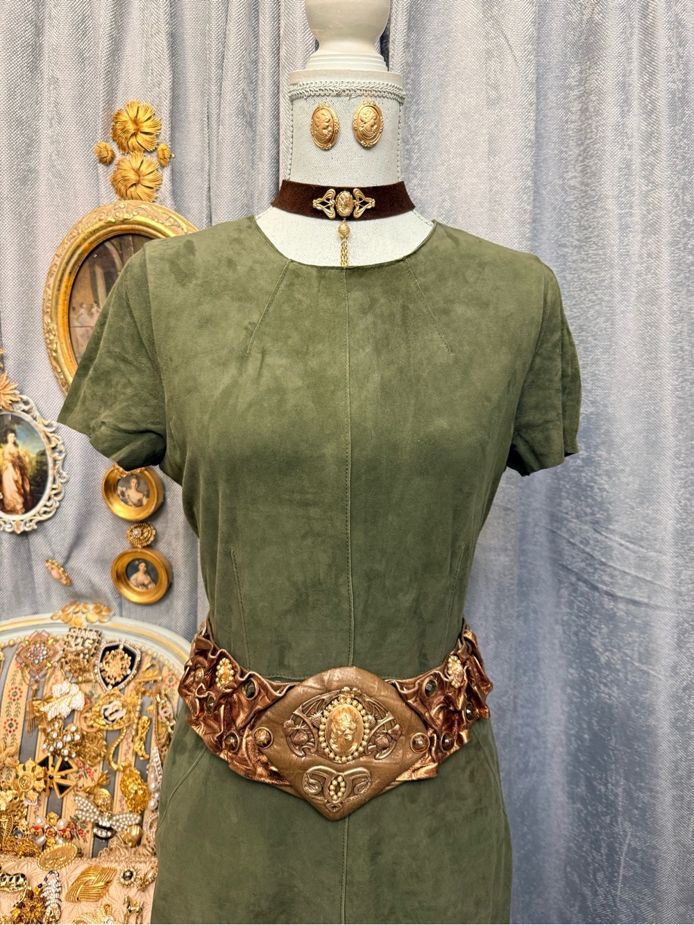 “Victorian Muse — Sculptural Belt with Cameo Choker & Earrings”